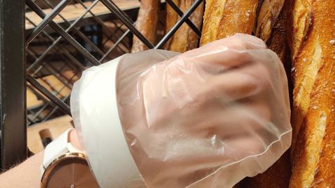 Des gants à ouverture magnétique, pratiques et hygiéniques pour manipuler les produits.